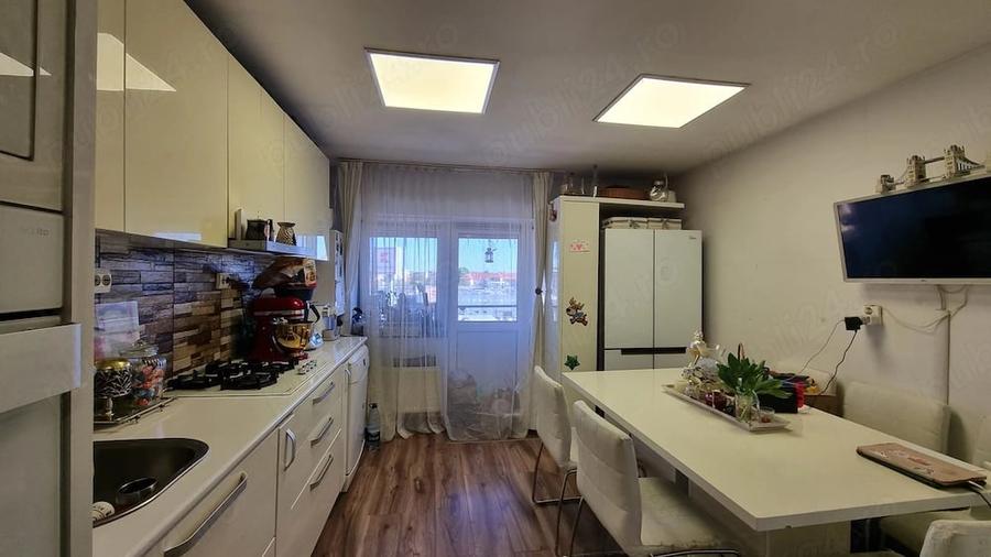 Apartament cu 3 camere decomandat în Exterior Vest
