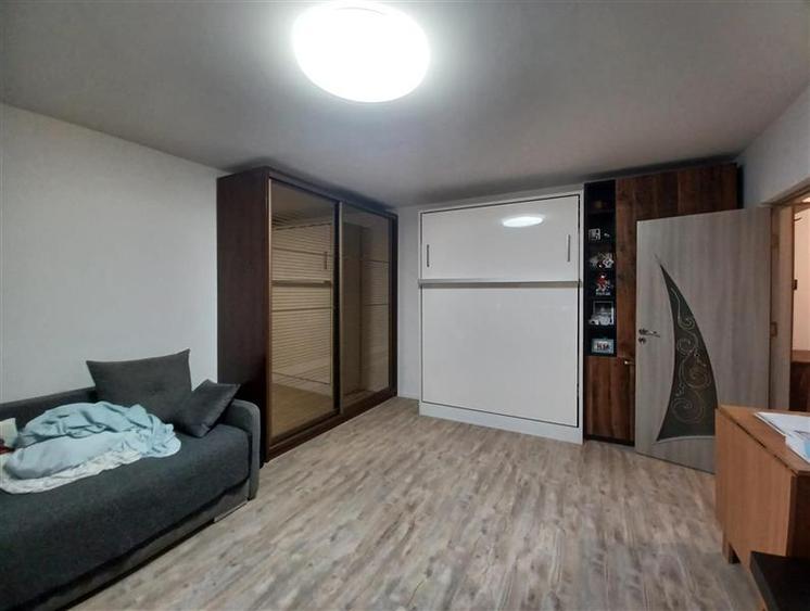 Garsonieră decomandată, mobilată în Vitan Mall
