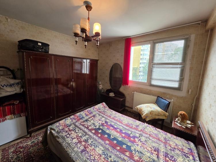 Apartament cu 3 camere decomandat în Titan