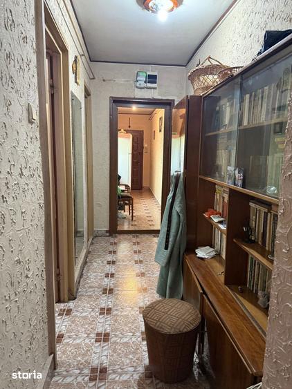 Apartament cu 3 camere decomandat în Calea București