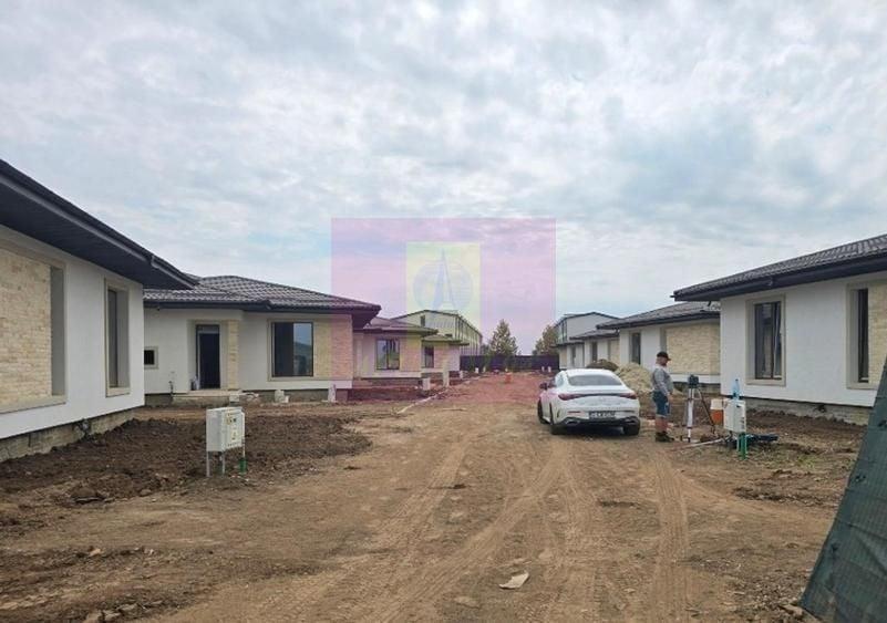 Casă individuală cu 4 camere cu Canalizare în Central
