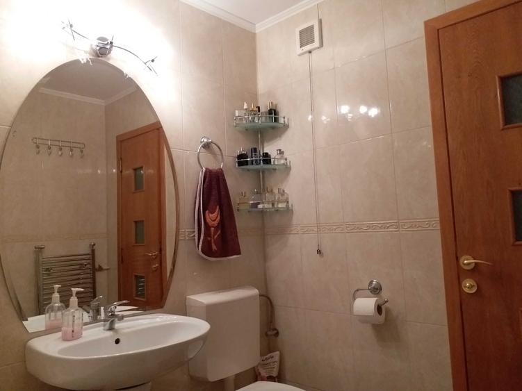 Apartament cu 3 camere semidecomandat în Teiul Doamnei
