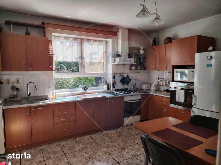 Casă cu 8 camere cu Teren 800 Mp în Central