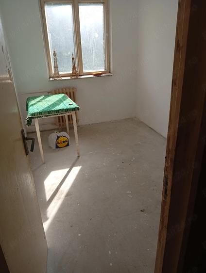 Apartament cu 3 camere semidecomandat în Malu Roșu