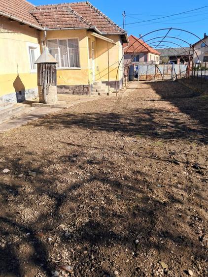 Casă cu 2 camere cu Teren 1300 Mp în Pericei
