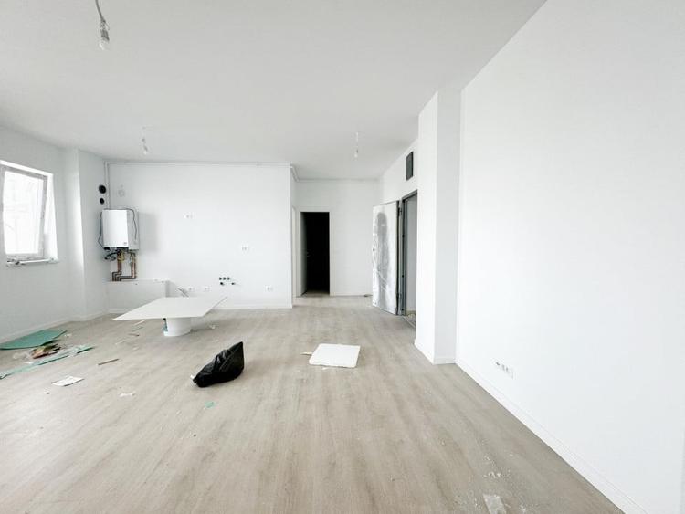 Apartament cu 3 camere semidecomandat în Aradului