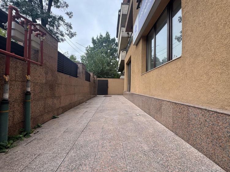Apartament cu 4 camere semidecomandat în Casin