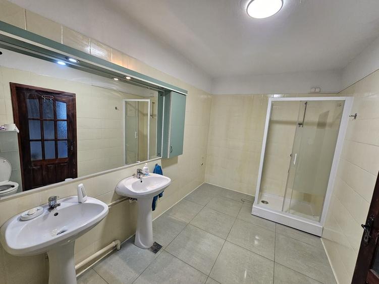 Casă individuală cu 7 camere cu Canalizare în Valu lui Traian