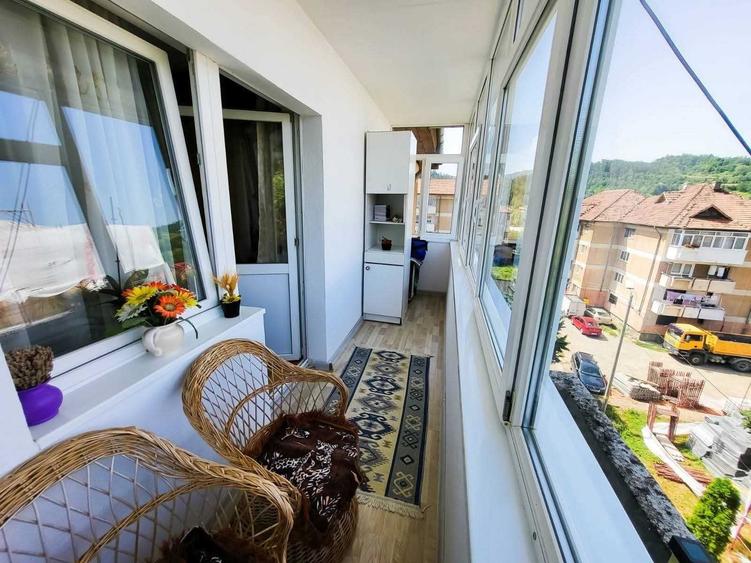 Apartament cu 3 camere semidecomandat în Coman