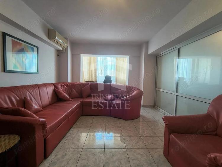 Apartament cu 3 camere semidecomandat în Panduri