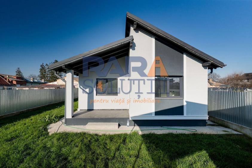 Casă individuală cu 3 camere cu Canalizare în Est