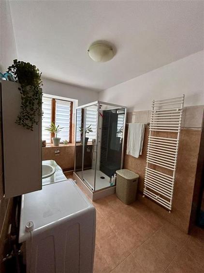 Casă cu 6 camere cu Teren 894 Mp în Diniaș