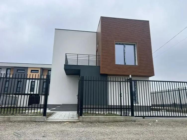 Casă cu 4 camere cu Teren 420 Mp în Corbeanca