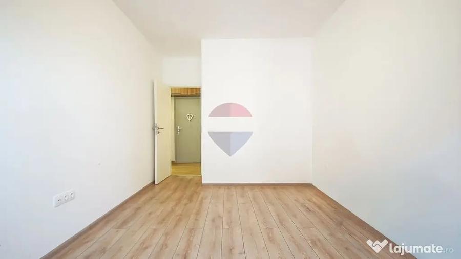 Apartament cu 3 camere decomandat în Tractorul