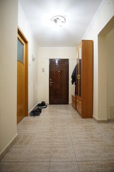 Apartament cu 3 camere decomandat, mobilat în Vitan Mall