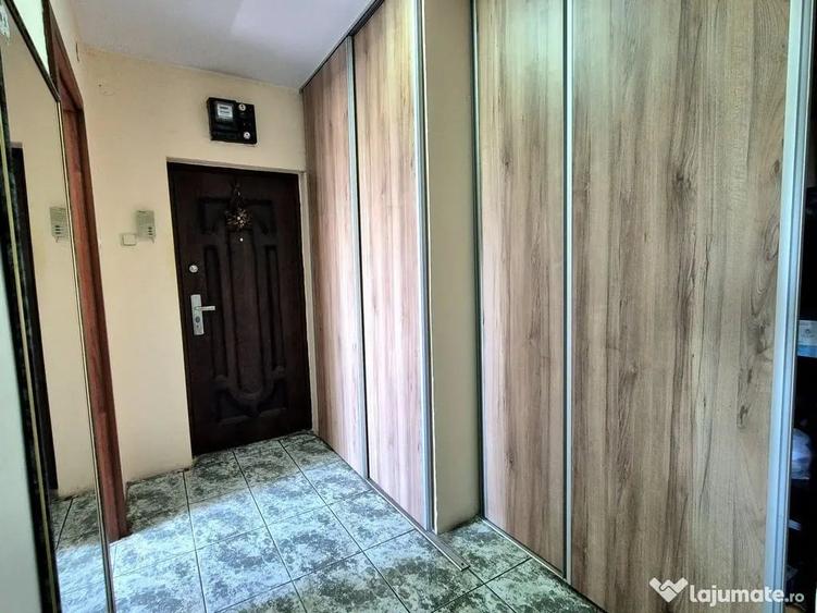 Apartament cu 3 camere semidecomandat în 1 Decembrie 1918