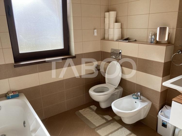 Casă individuală cu 7 camere cu Canalizare în Șelimbăr