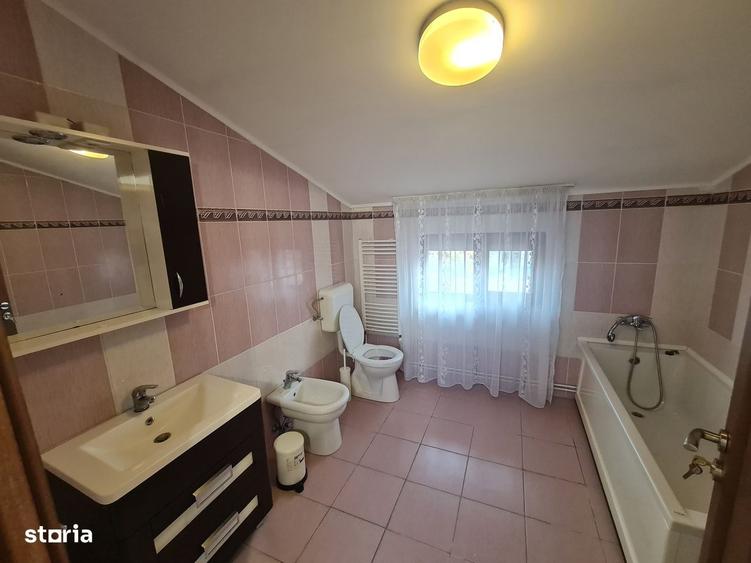 Casă cu 4 camere decomandat în Central