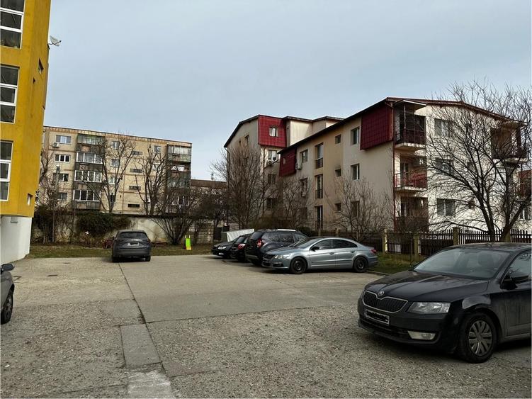 Apartament cu 3 camere semidecomandat în Lipovei