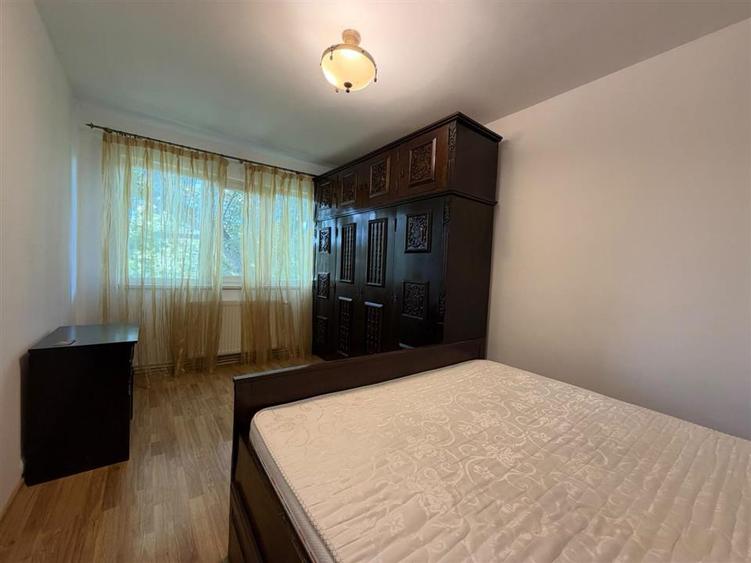 Apartament cu 4 camere decomandat în Podu Roș