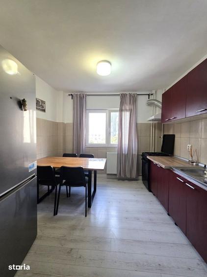 Apartament cu 3 camere semidecomandat în Tineretului