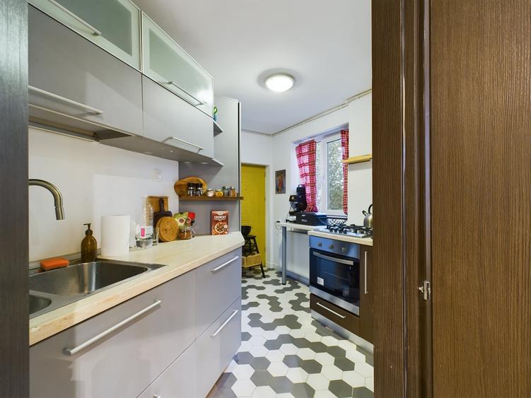 Apartament cu 4 camere semidecomandat, mobilat în Parcul Carol