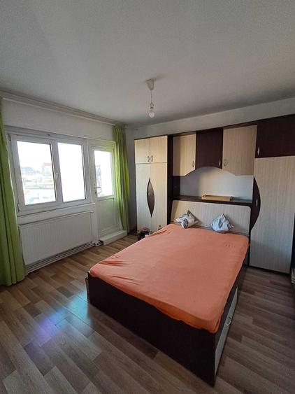 Apartament cu 3 camere semidecomandat în Exterior Vest