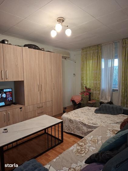 Apartament cu 3 camere decomandat în Rovine