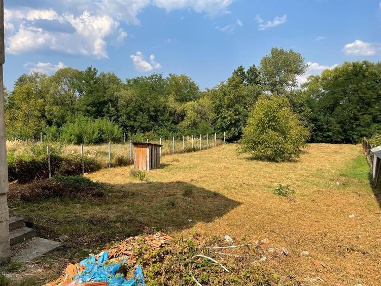 Casă individuală cu 5 camere cu Teren 975 Mp în Central