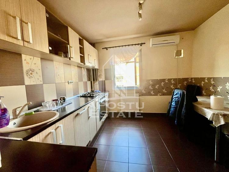 Apartament cu 3 camere decomandat, mobilat în Aradului