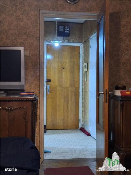 Apartament cu 3 camere semidecomandat în Tei
