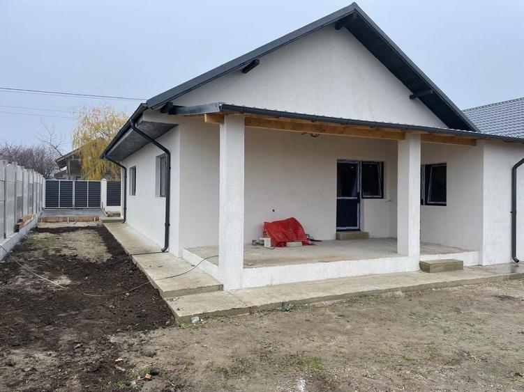 Vand casa in Com. Sendreni (cartierul nou) - 3