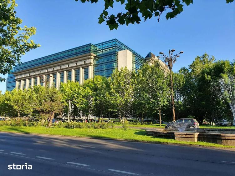 Apartament cu 4 camere semidecomandat în Centrul Civic