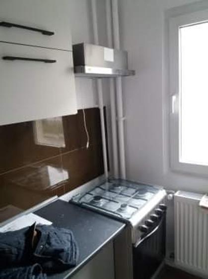 Apartament cu 3 camere semidecomandat, mobilat în Craiovița Nouă