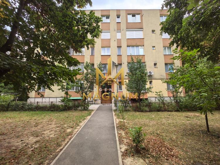 Apartament cu 3 camere semidecomandat în Decebal