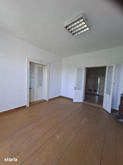 Casă cu 6 camere cu Teren 5766 Mp în Variaș