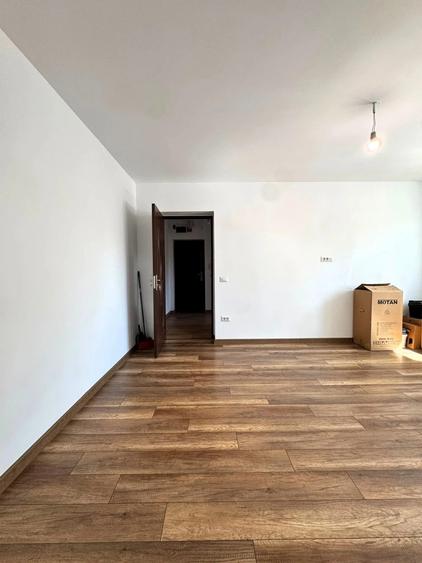 Apartament cu 3 camere semidecomandat în Tătărași