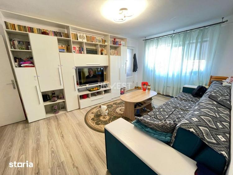 Apartament cu 3 camere semidecomandat în Podu Roș