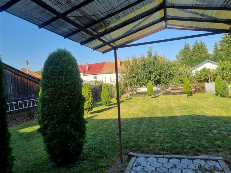 Casă individuală cu 4 camere cu Canalizare în Mândra