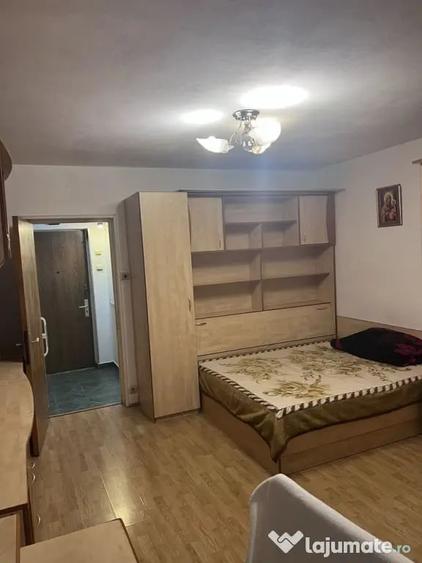 Garsonieră semidecomandată în Apărătorii Patriei