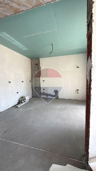 Casă individuală cu 5 camere cu Teren 500 Mp în Central