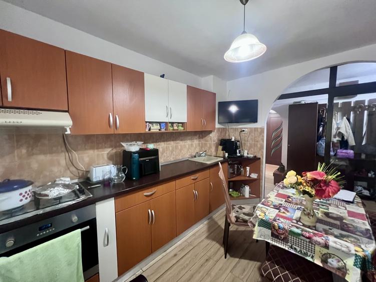 Apartament cu 3 camere decomandat, mobilat în Soarelui