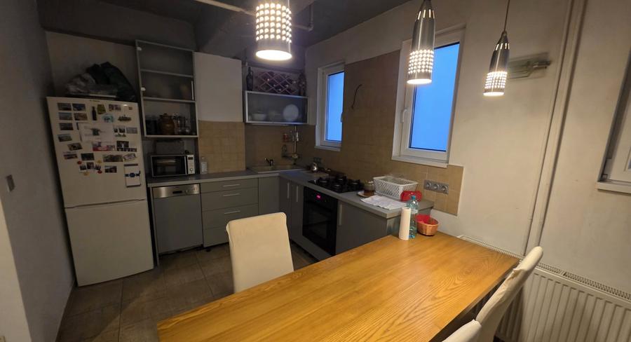 Apartament cu 3 camere semidecomandat, mobilat în Circumvalațiunii