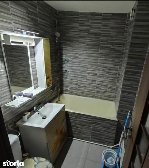Apartament cu 3 camere semidecomandat în Podu Roș