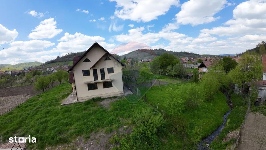 Casă cu 6 camere cu Teren 268 Mp în Moșna