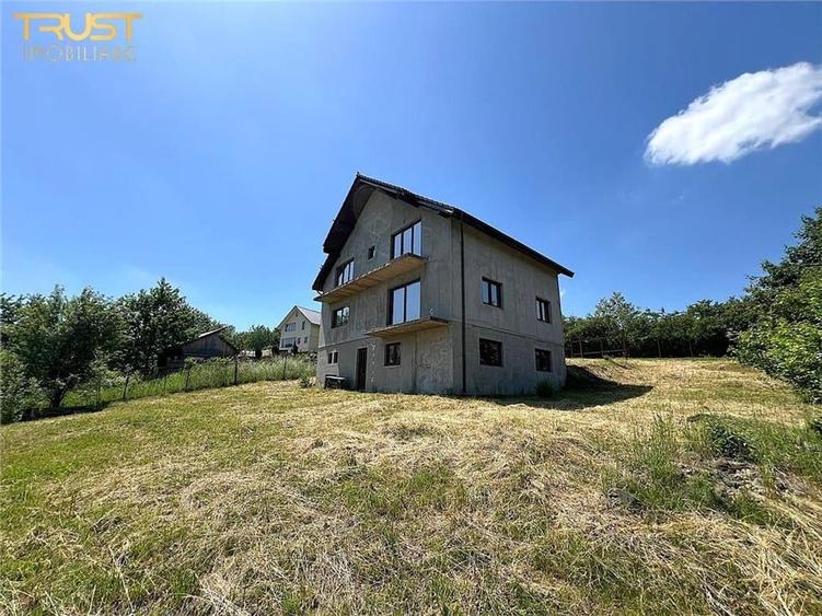 Casă individuală cu 6 camere cu Teren 1800 Mp în Est