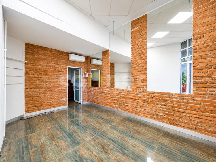 Spațiu comercial, de 54.599998474121 mp, în Central