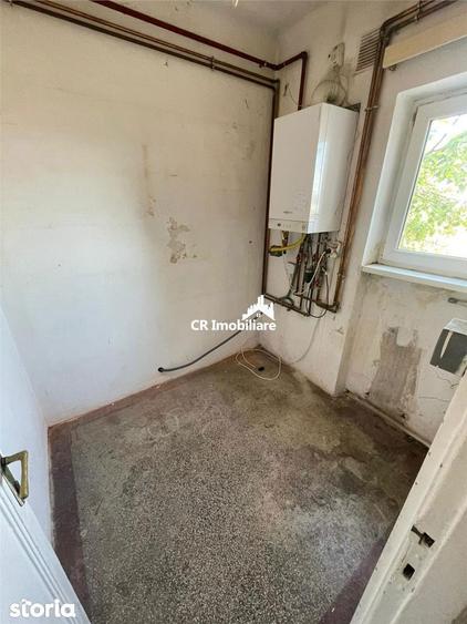 Apartament cu 4 camere semidecomandat în Victoriei