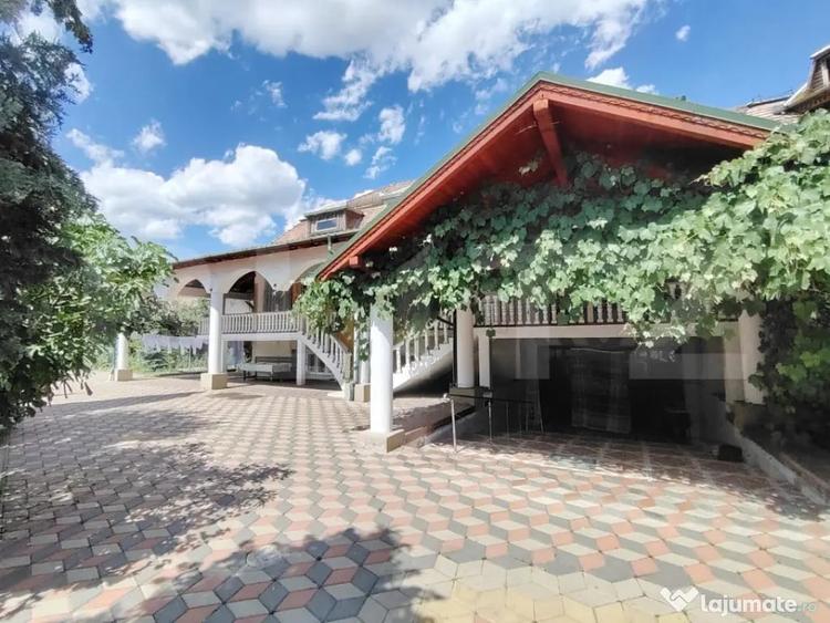 Casă cu 8 camere cu Teren 2235 Mp în Central