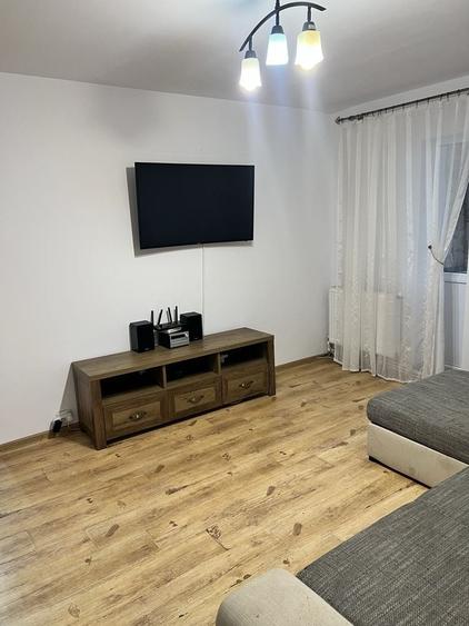 Apartament cu 3 camere semidecomandat în Mircea cel Bătrân